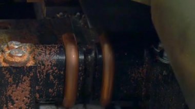 Metal bakır borular tüpler endüstriyel makinede kesme ve bükme.