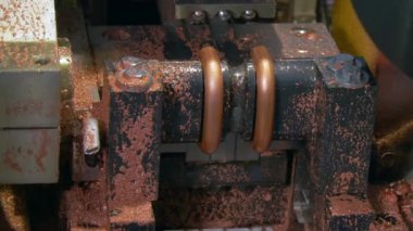 Metal bakır borular tüpler endüstriyel makinede kesme ve bükme.