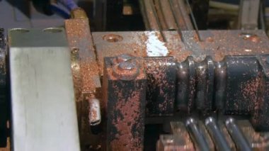 Metal bakır borular tüpler endüstriyel makinede kesme ve bükme.