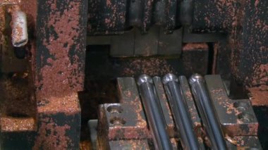 Metal bakır borular tüpler endüstriyel makinede kesme ve bükme.