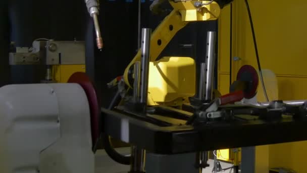 Μεταλλικό σίδηρο argon laser συγκόλλησης σε βιομηχανική Cnc μηχανή στο εργοστάσιο. — Αρχείο Βίντεο