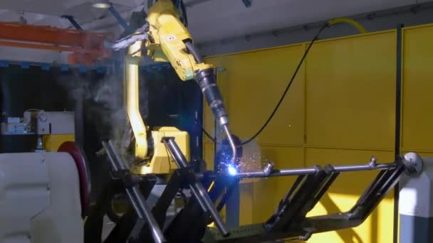 Metal ferro soldagem a laser de argônio na máquina CNC industrial na fábrica . — Vídeo de Stock