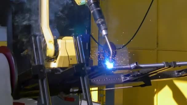 Soldadura de argón láser de hierro metálico en la máquina CNC industrial en fábrica . — Vídeo de stock