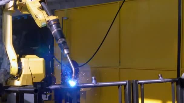 Soudage à l'argon laser en fer sur une machine CNC industrielle en usine . — Video