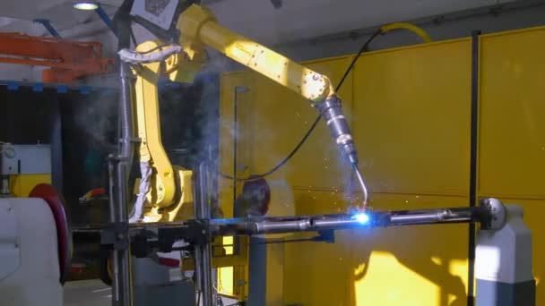 Metal ferro soldagem a laser de argônio na máquina CNC industrial na fábrica . — Vídeo de Stock