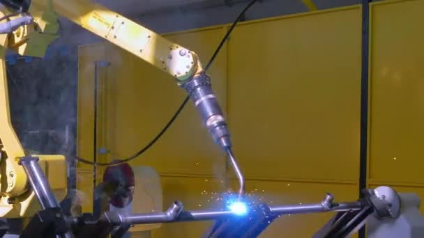 Soudage à l'argon laser du fer métallique sur une machine CNC industrielle en usine . — Video