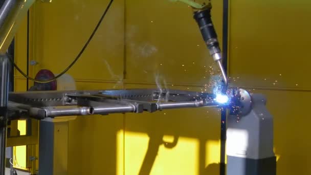 Soldadura láser de argón de hierro metálico en la máquina CNC industrial en fábrica . — Vídeos de Stock