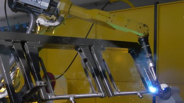 Soudage à l'argon laser du fer métallique sur une machine CNC industrielle en usine . — Video