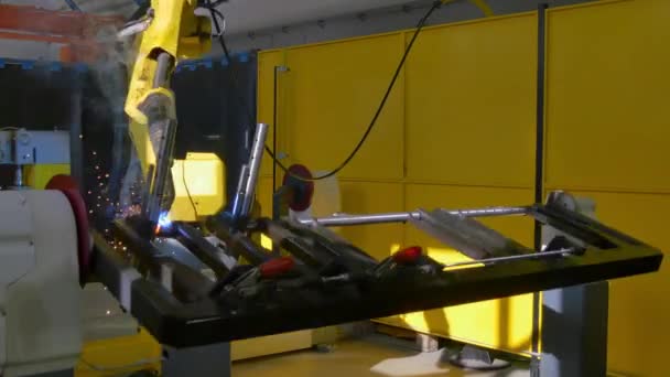 Soldadura láser de argón de hierro metálico en la máquina CNC industrial time lapse . — Vídeos de Stock