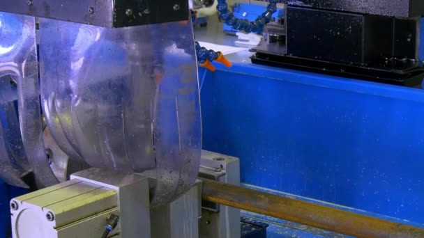 Τρυπώντας με τρυπάνι τρύπες μετάλλων σιδήρου σε βιομηχανική Cnc μηχανή στο εργοστάσιο. — Αρχείο Βίντεο