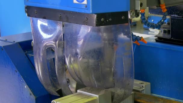 Perfuração de furos de ferro de metal na máquina CNC industrial na fábrica . — Vídeo de Stock