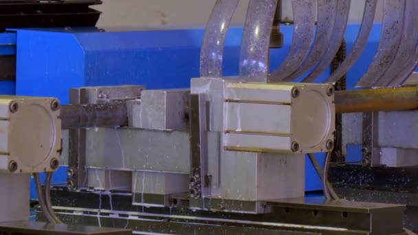 Delme delikleri endüstriyel Cnc Makine Fabrikası demir metal. — Stok video