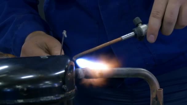 Soudage du fer métallique en usine . — Video