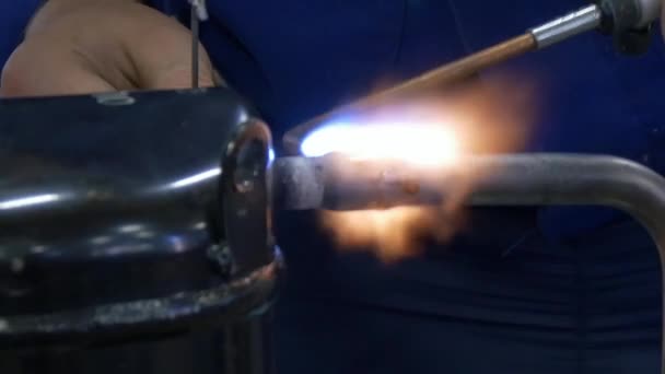 Metalen ijzer lassen in fabriek. — Stockvideo