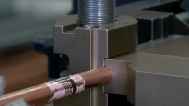 Pliage de tubes métalliques sur une machine industrielle en usine . — Video