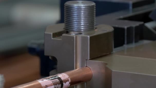 Pliage de tubes métalliques sur une machine industrielle en usine . — Video