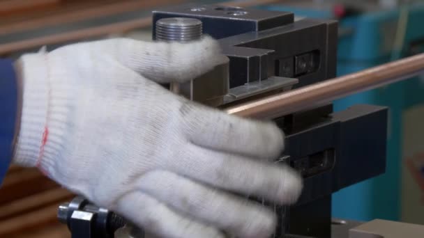 Гнуття металевих трубок на промисловій машині на заводі . — стокове відео
