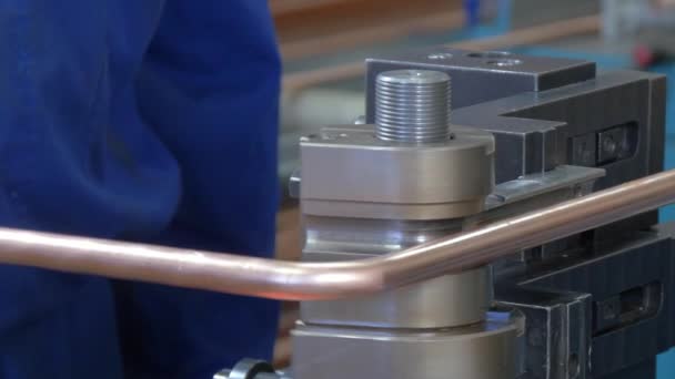 Böjning av metallrör på industrimaskin i fabrik. — Stockvideo