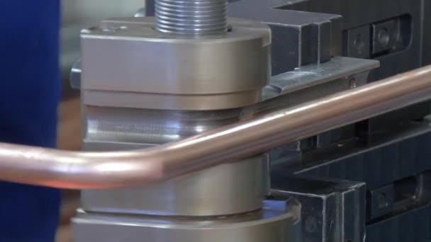 Изгиб металлических труб на промышленной машине на заводе . — стоковое видео