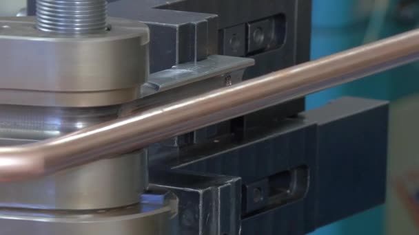 Ohýbání kovových trubek na průmyslové stroje v továrně. — Stock video
