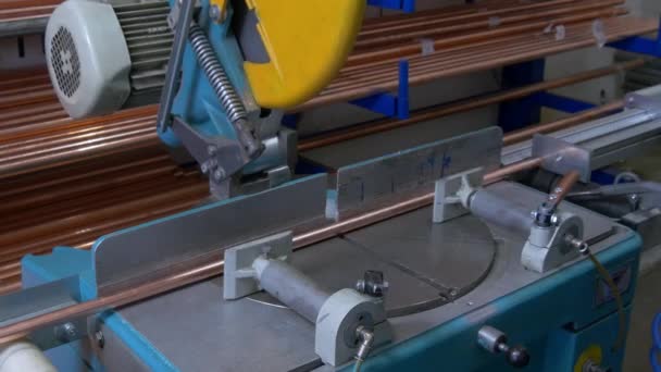 Taglio tubi in rame metallico su macchina CNC industriale . — Video Stock