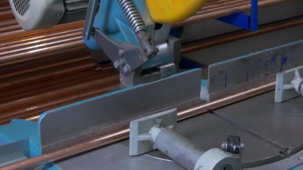 Cutting metal kopparrör på industriella CNC-maskin. — Stockvideo
