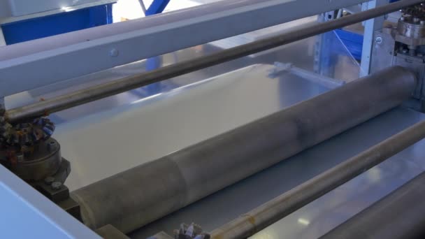 Rollo de envoltura para recubrimiento metálico en máquina industrial en fábrica . — Vídeos de Stock