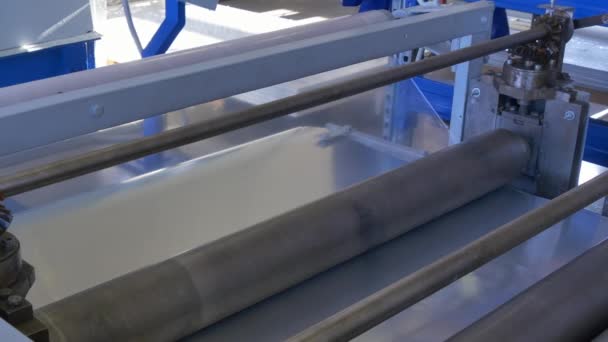 공장에서 산업 기계 금속 코팅에 대 한 봉투의 롤. — 비디오
