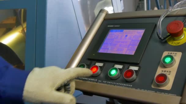 Panel de control de la máquina CNC industrial en fábrica . — Vídeos de Stock