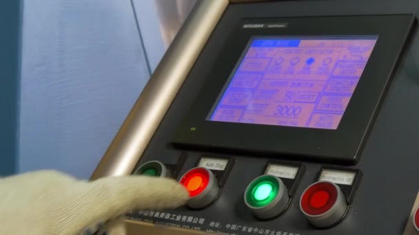Panel de control de la máquina CNC industrial en fábrica . — Vídeo de stock