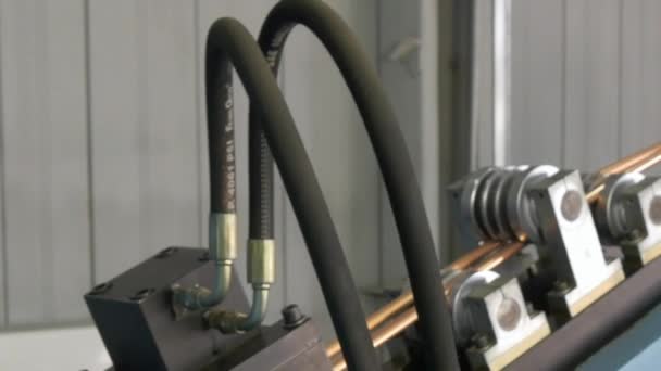 Κάμψη των μεταλλικών σωλήνων χαλκού σε βιομηχανική μηχανή στο εργοστάσιο. — Αρχείο Βίντεο