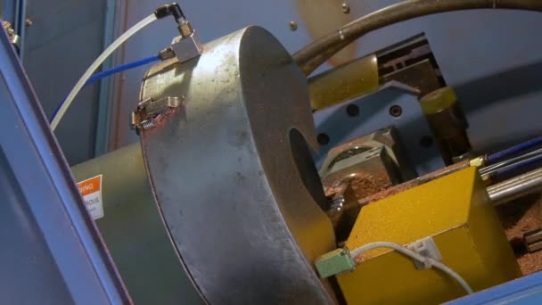 Гнуття та різання металевих мідних труб на промисловій машині . — стокове відео