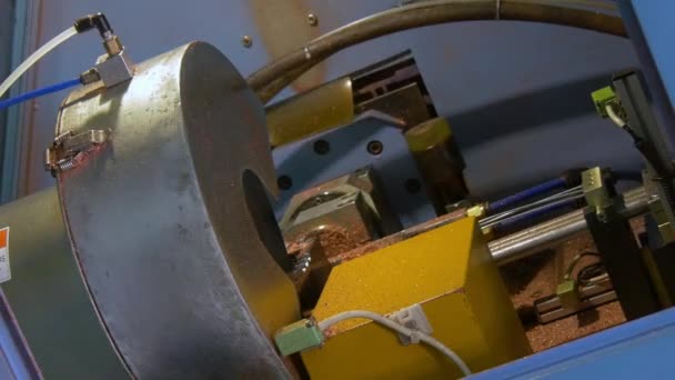 Изгиб и резка металлических медных труб на промышленном оборудовании . — стоковое видео