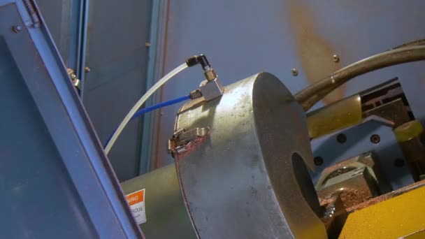 Bockning och skära av koppar metallrör rör på industrimaskin. — Stockvideo