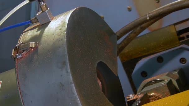 Гнуття та різання металевих мідних труб на промисловій машині . — стокове відео