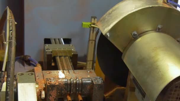 曲げ・産業用機械の金属銅パイプ管の切断. — ストック動画