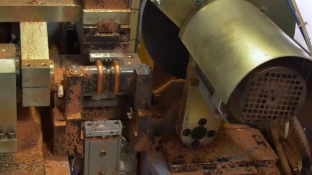 Λυγίσματος και κοπής σωλήνων χαλκού σωλήνες μετάλλων σε βιομηχανική μηχανή. — Αρχείο Βίντεο