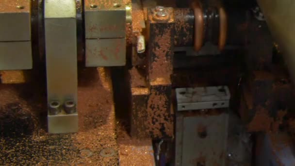 Buigen en snijden van metalen buizen van de koperen buizen op industriële machine. — Stockvideo