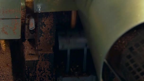 Dobragem e corte de tubos de cobre de metal na máquina industrial . — Vídeo de Stock