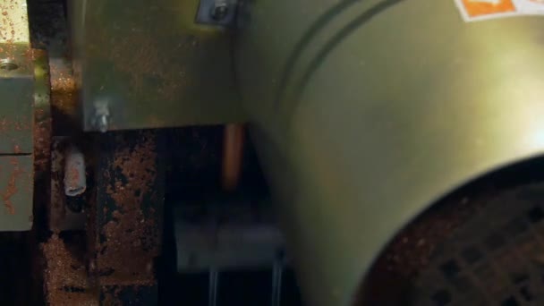 Dobragem e corte de tubos de cobre de metal na máquina industrial . — Vídeo de Stock