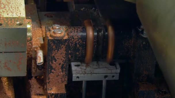 Λυγίσματος και κοπής σωλήνων χαλκού σωλήνες μετάλλων σε βιομηχανική μηχανή. — Αρχείο Βίντεο