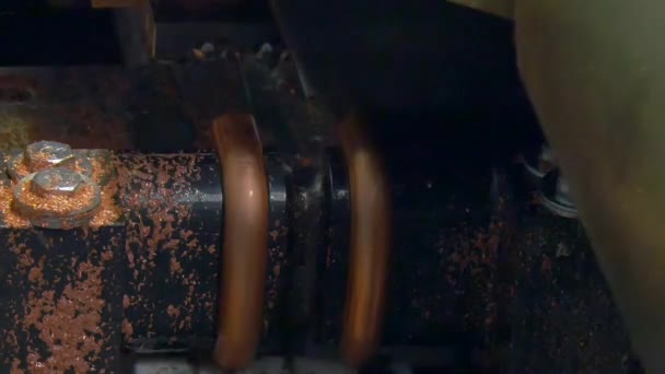 Doblado y corte de tubos metálicos de cobre en máquinas industriales . — Vídeo de stock