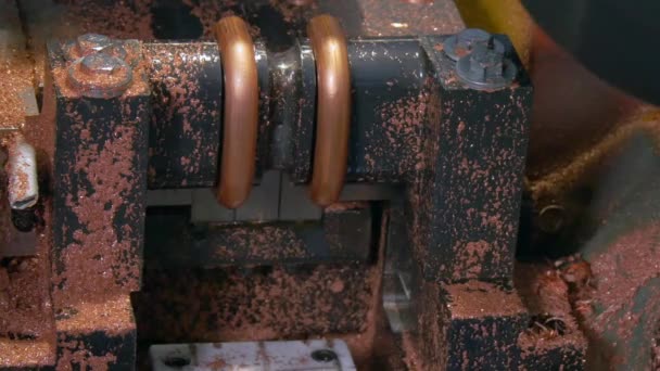 Pliage et découpe de tubes métalliques en cuivre sur une machine industrielle . — Video