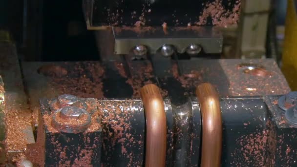 굽 힘 및 산업 기계에 금속 구리 파이프 관의 절단. — 비디오