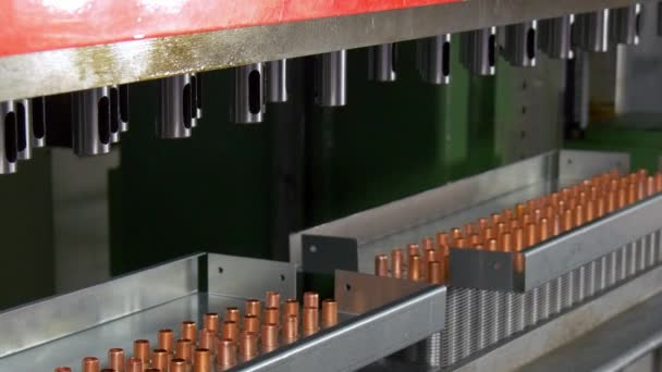 Výroba kovových měděných trubek na průmyslové Cnc stroj. — Stock video