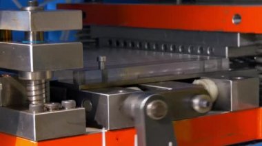 Kesme delikleri endüstriyel Cnc makine üzerinde metal yaprak perforasyon damgalama. Otomasyon çalışma. Soğutma ve havalandırma ekipmanları ve klimalar. Modern teknolojiler.
