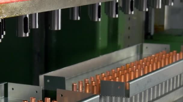 Vervaardiging van metalen koperen pijpjes op industriële Cnc machine. — Stockvideo