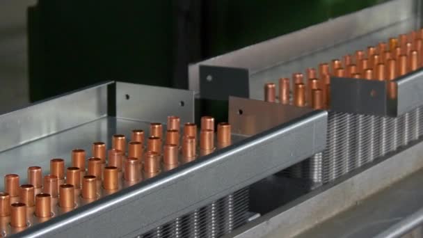 Tillverkning av metall kopparrör på industriella CNC-maskin. — Stockvideo
