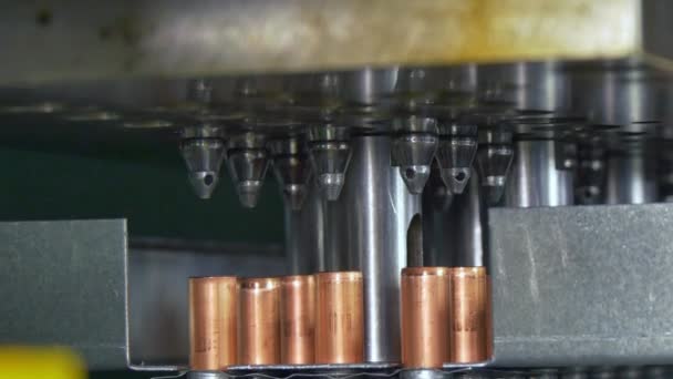 Fabricação de tubos de cobre de metal na máquina CNC industrial . — Vídeo de Stock