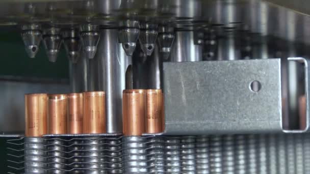 Vervaardiging van metalen koperen pijpjes op industriële Cnc machine. — Stockvideo
